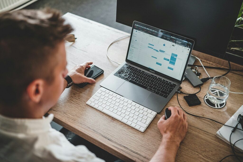 Technicien Prestaclic en échange avec un client sur son installation informatique