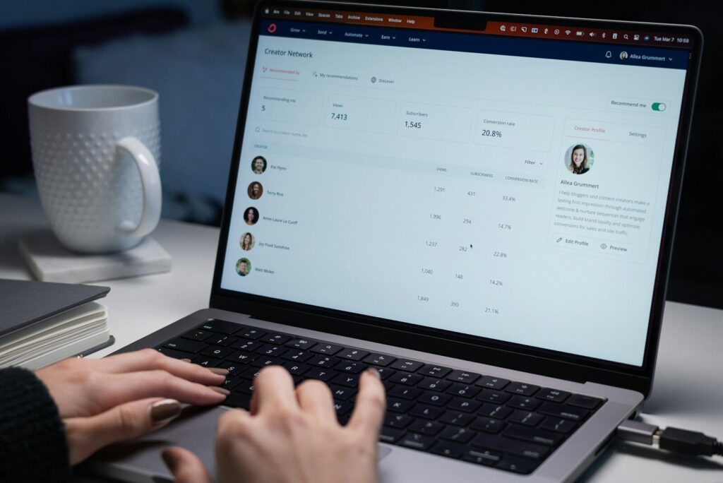 Personne qui consulte sa messagerie professionnelle sur un ordinateur portable